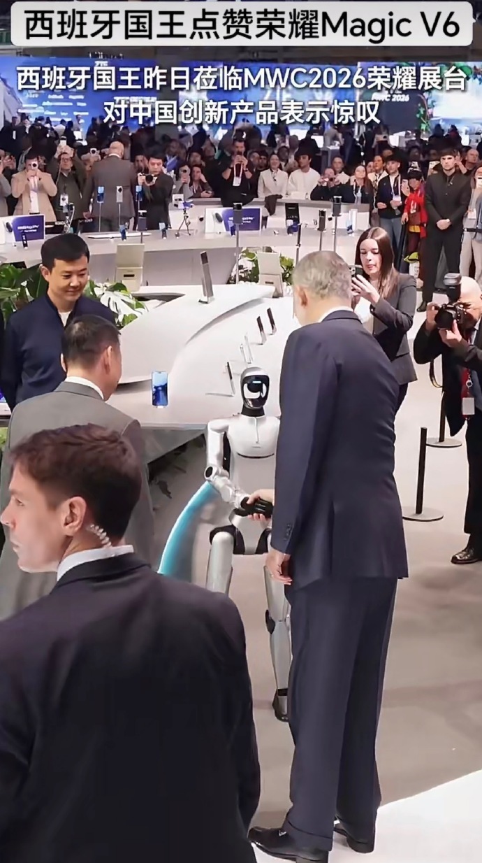 刚刷到条有意思的现场视频。MWC展会上人潮涌动，西班牙国王在一个中国展台前停下了