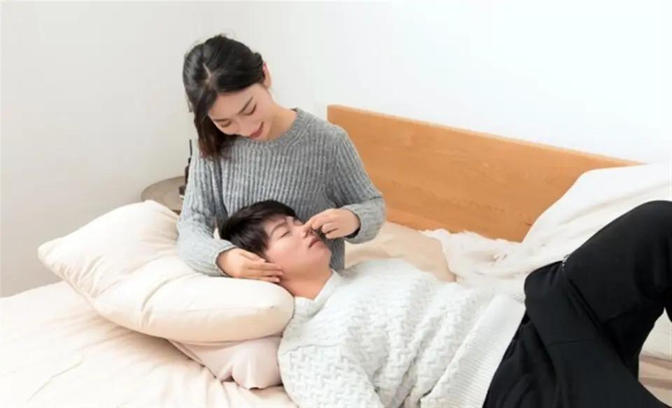 一段非常通透的话：“赤身裸体，只有夫妻能看，父母都不能看。朝夕相处，同床共寝，只