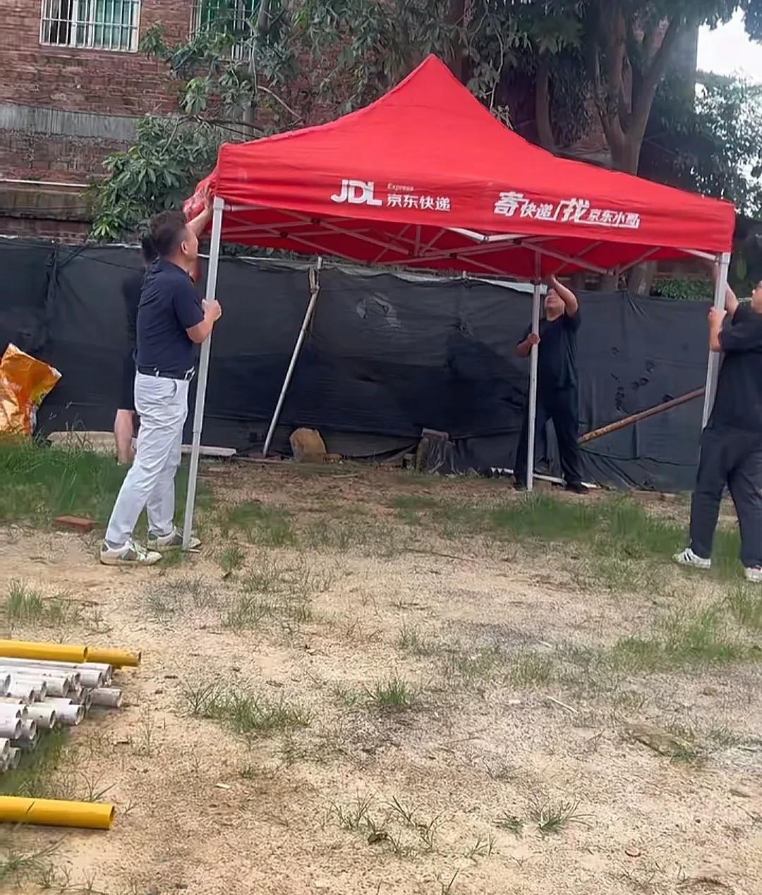 全红婵家开始建房子后，墙上的广告才开始只有别墅建造，慢慢其它品牌多起来。当墙不