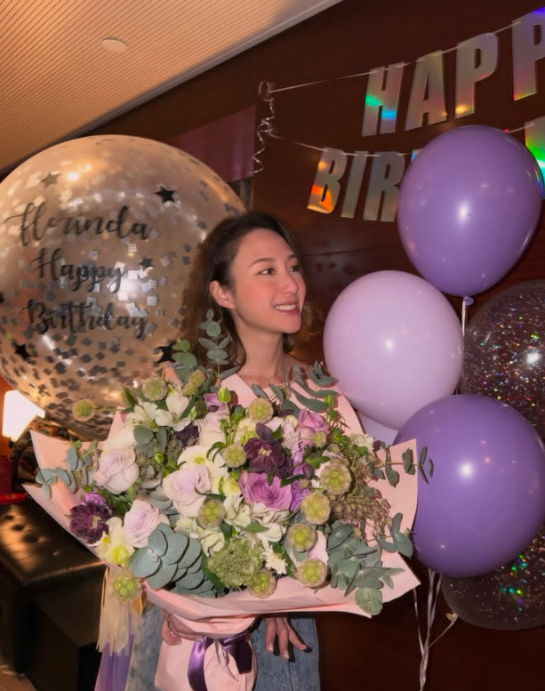 赌王还有一个很漂亮的女儿，何超莲的同胞姐妹何超云。37岁的何超云近日过生日，