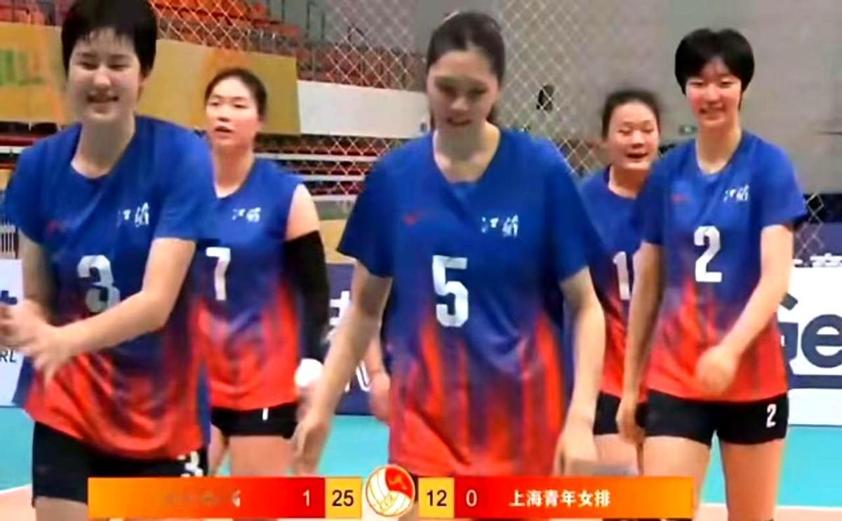 山东队被矮个小孩掀翻，家长别再逼孩子疯长个。全锦赛半决赛，山东女排平均身高一