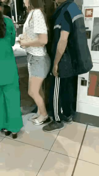 这老人大概心里有点问题，就两个人排队呢，他还紧紧贴着前面的姑娘，瞧那身态就不太对