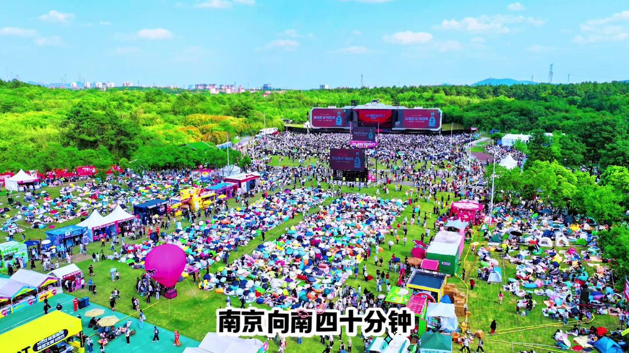 📍地点：南京向南40分钟，天生桥的岩石。🎉从2014到2025，舞台灯光