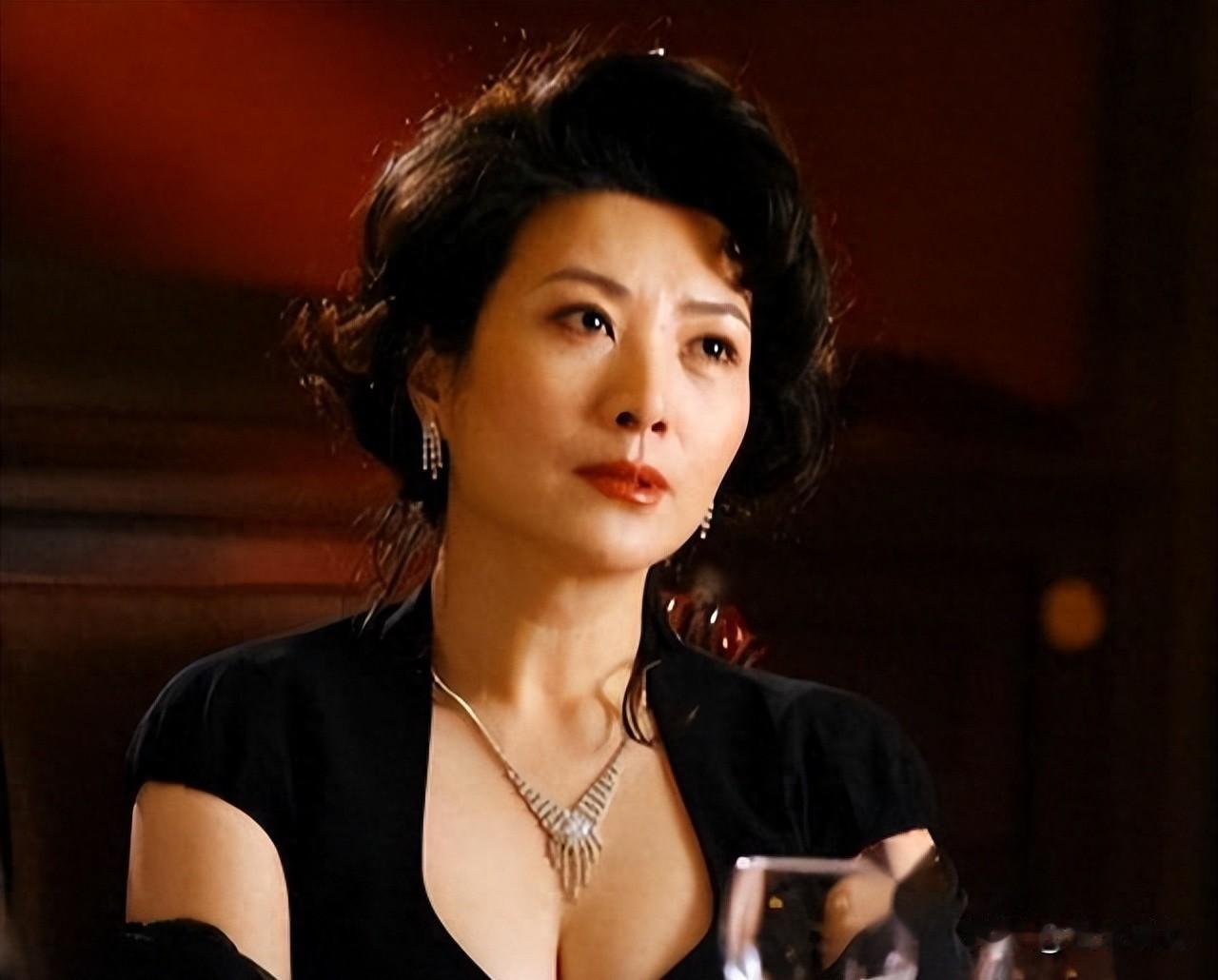 六十岁不拍戏不露脸不解释，她是不是太傲了？可谁敢说她没底气？她到底图个啥？。