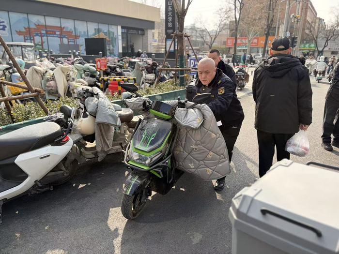 座椅一封信、扩容增位、车辆引流等，历城持续推进地铁站周边非机动车规范停放！随着济