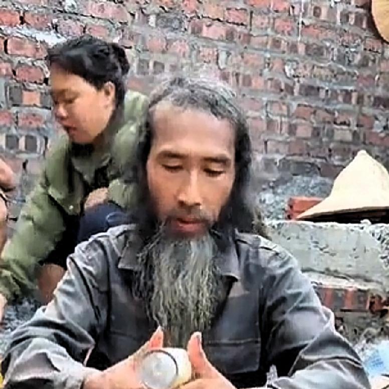 小松这次带着六叔去新疆做直播卖货，卖哈密瓜，同时也要带着六叔去见见对六叔感兴趣的