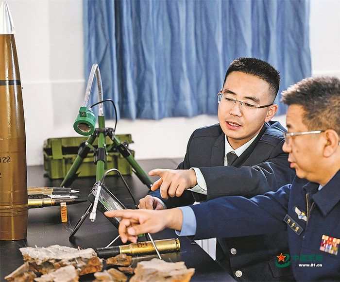 让激光成为排爆“手术刀”——记空军研究院某所工程师任利兵