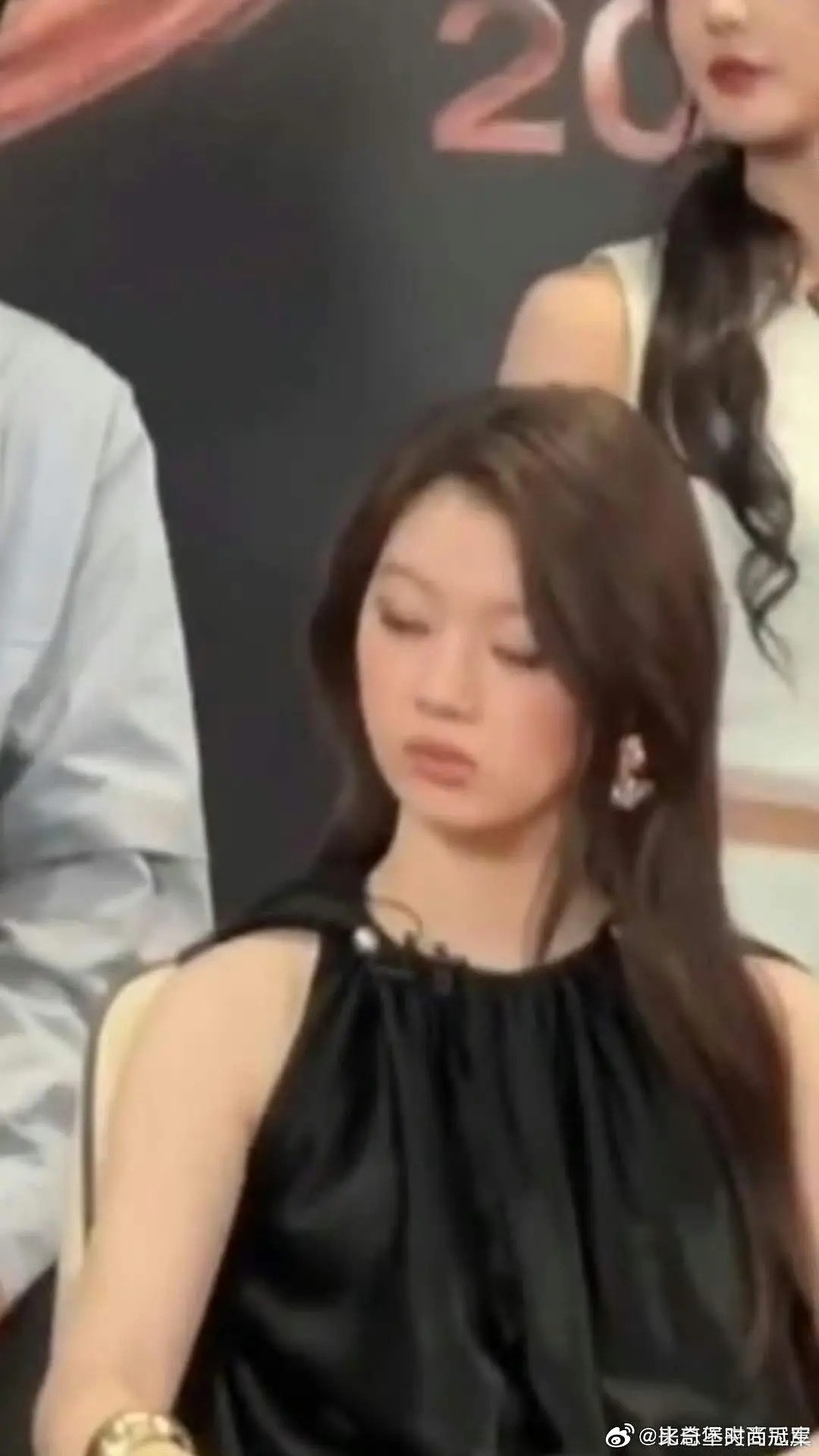 桃花坞的时候单依纯就不讨喜说话有时候很不受听有mean