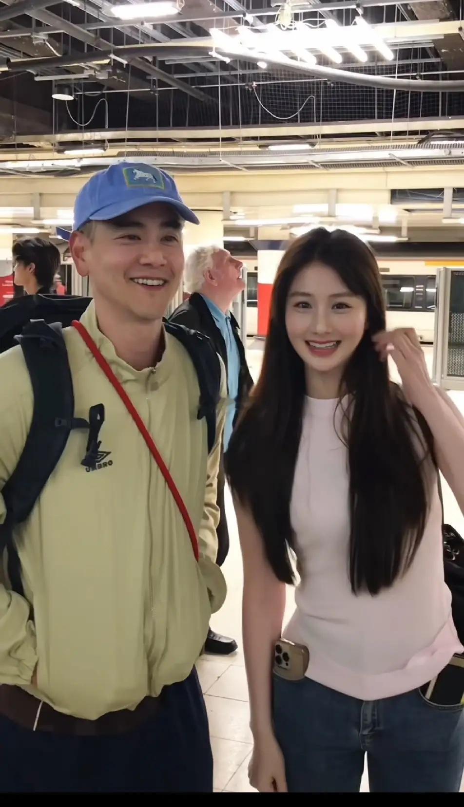 彭于晏见到这么漂亮的女粉丝，心里也很乐吧？他的嘴角就没放下来过，眼睛还时不时偷瞄