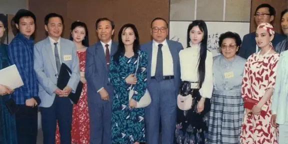 看到陈晓旭1987年香港宴会照，才知林黛玉的妆造，限制了她的美貌！她才是真真正正