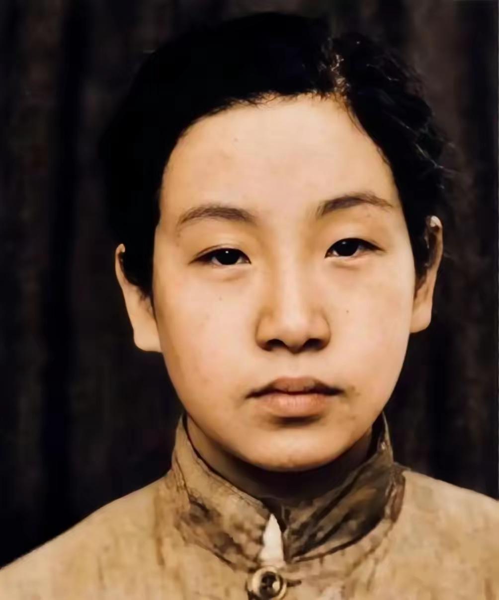 渣滓洞最阴毒的刑具，根本不是烧红的烙铁，也不是扎进指甲缝的竹签。那天，邓惠中