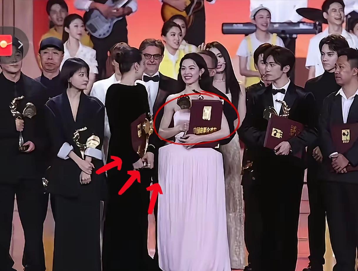 什么叫做乐极生悲​看看钟楚曦就明白了明明刚拿下最佳女配，主流奖项在手，正是