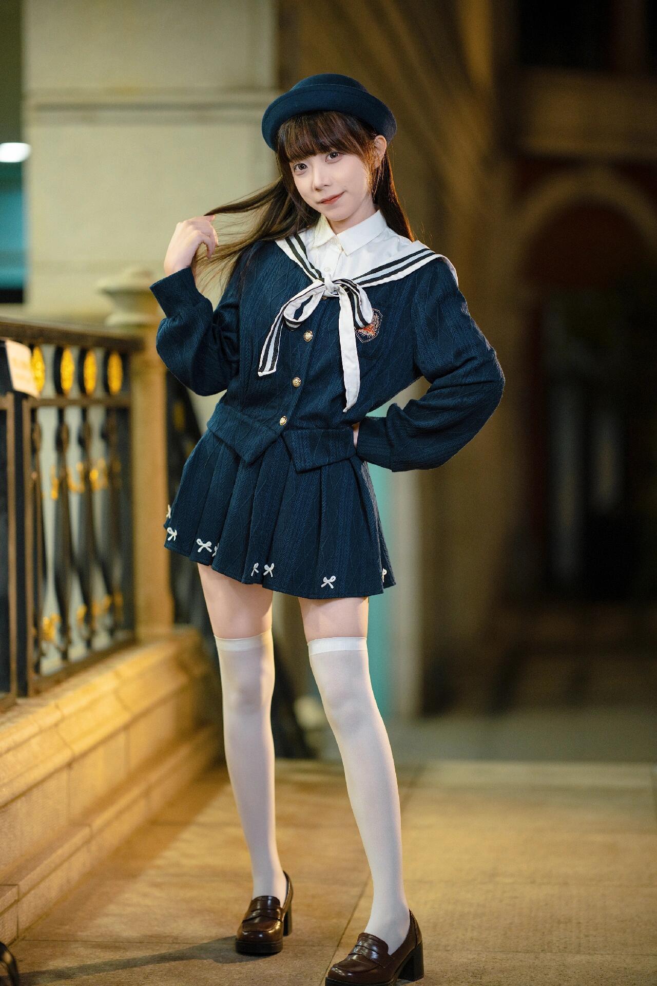 夜色如墨，少女如画。