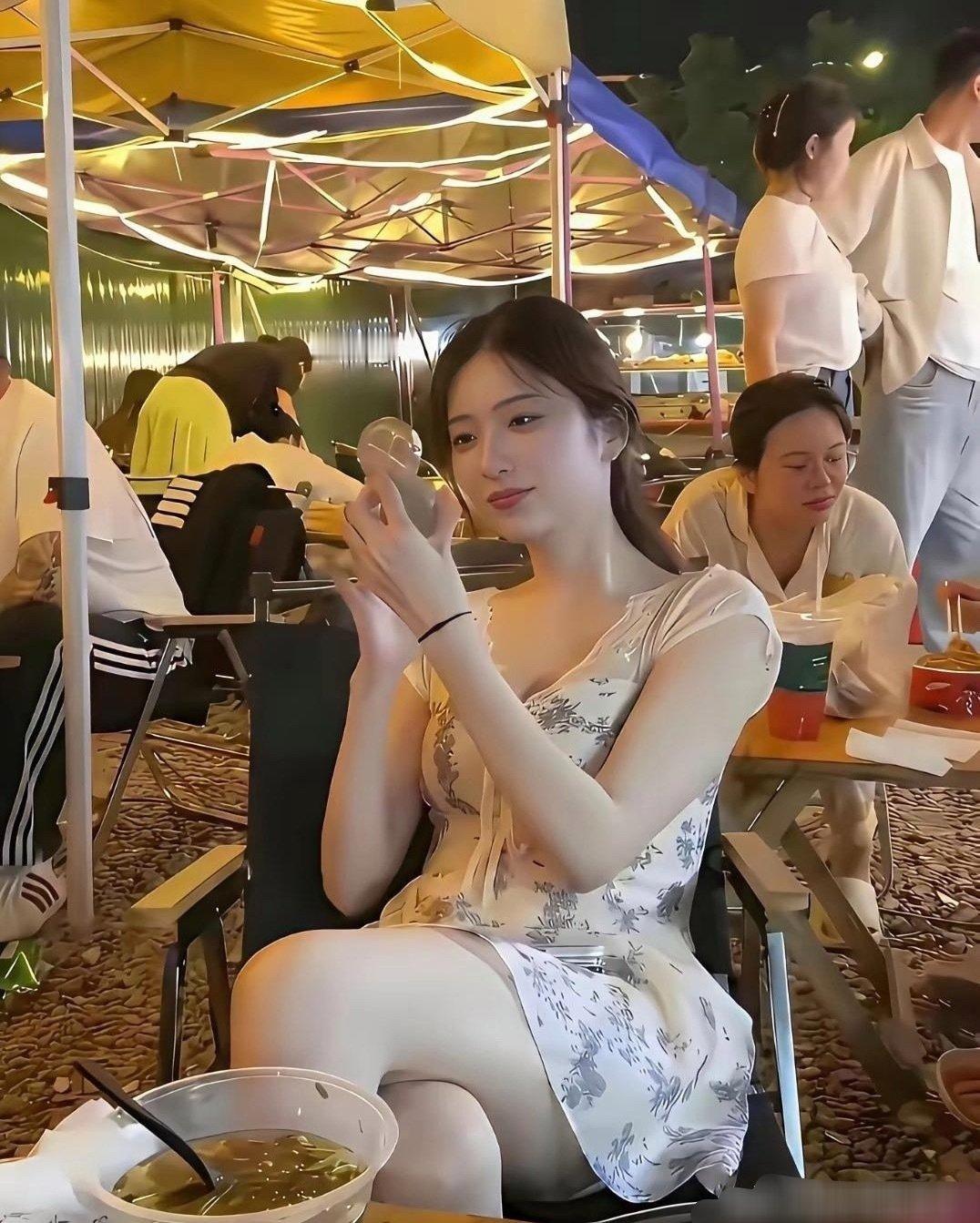 能陪你吃摆地摊的小姐姐，真的太加分了！不挑环境不摆架子，坐在小板凳上吃得比谁都香