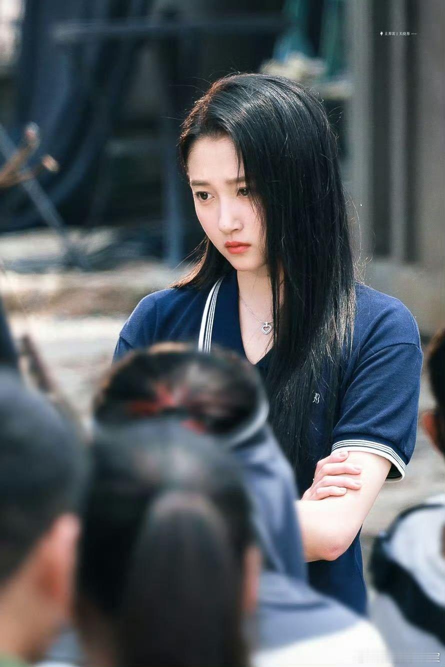 关晓彤全世界最会演少女心事的人仅凭单个镜头就氛围感十足，把少女暗藏的心思演绎到位