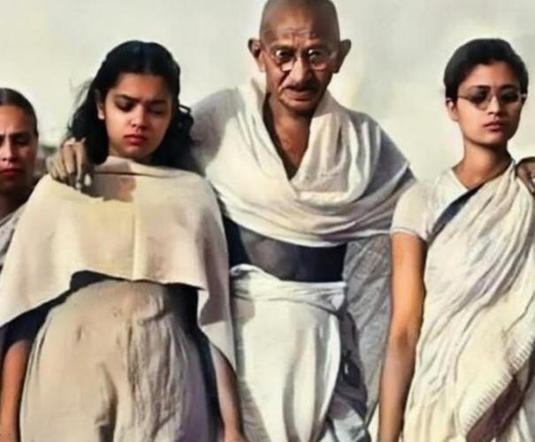 印度圣雄甘地为了锻炼自己禁欲的忍耐力，和自己的孙女、侄媳妇同床共枕，结果每一次都