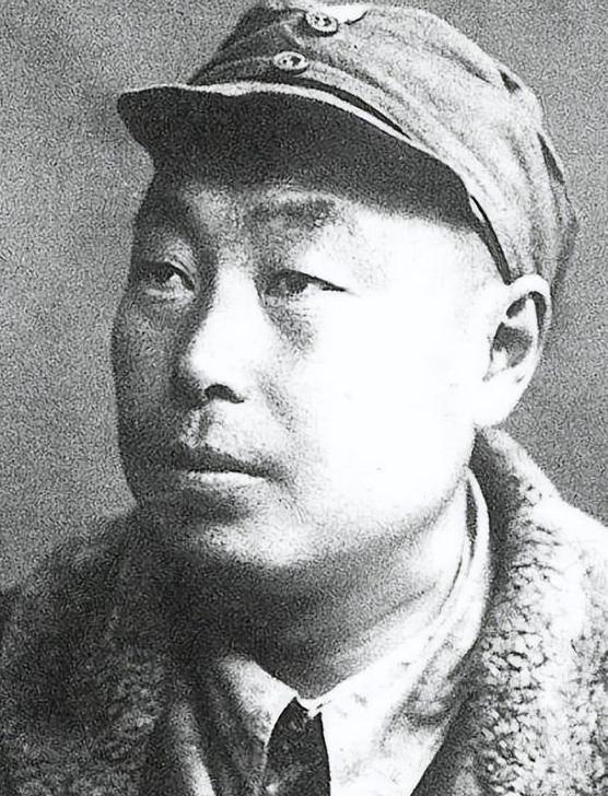 1939年日军师团长小川一郎率部追击八路军，途经一山谷时，他脸色难看，只见一木牌