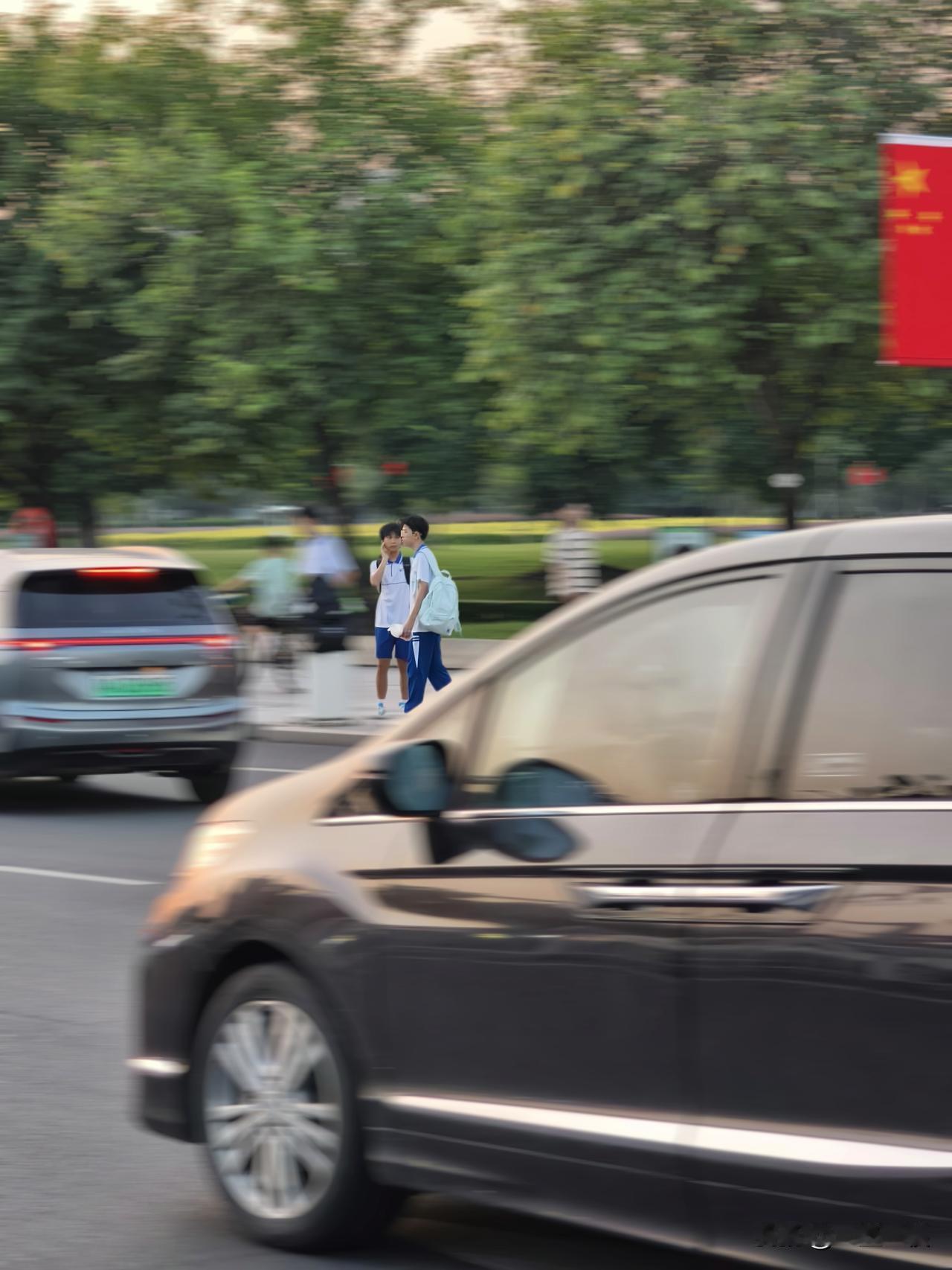 国庆假期，高速免费，顺风车高速费该不该乘客付？这个问题的本质并不在于高速费责任