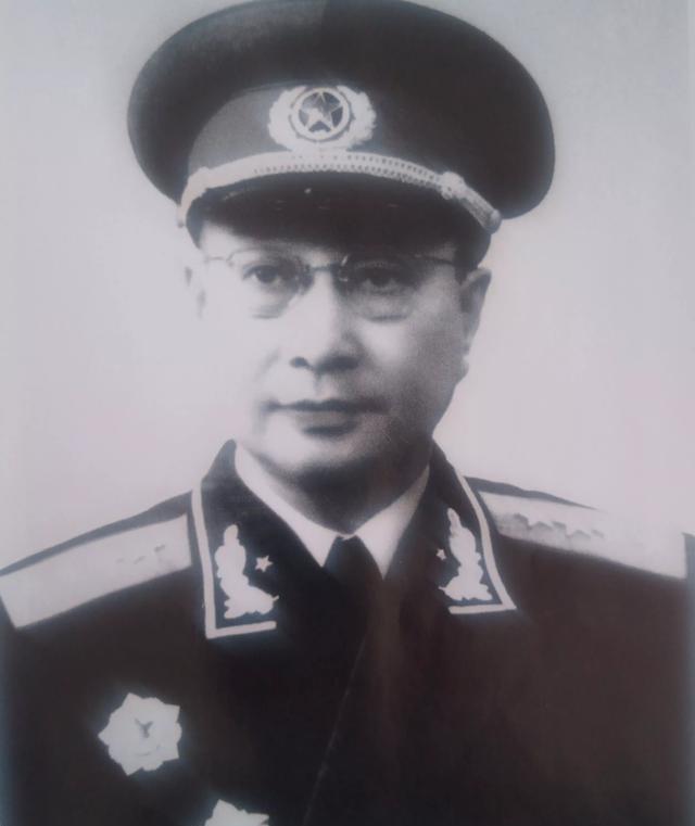 1953年9月1日，哈尔滨军事工程学院（哈军工）的成立典礼上，解放军副总参谋长张