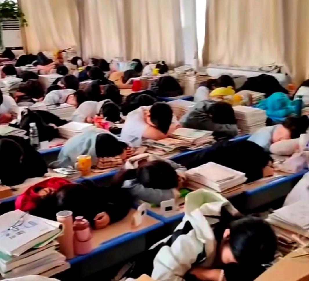 高三教室空了一半，桌子还在，人没了。听侄女说起这事，我心里咯噔一下。她们班54个