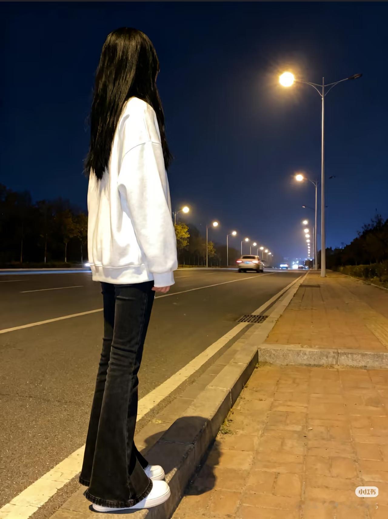 夜晚街头的孤独背影，路灯下的静谧时光。