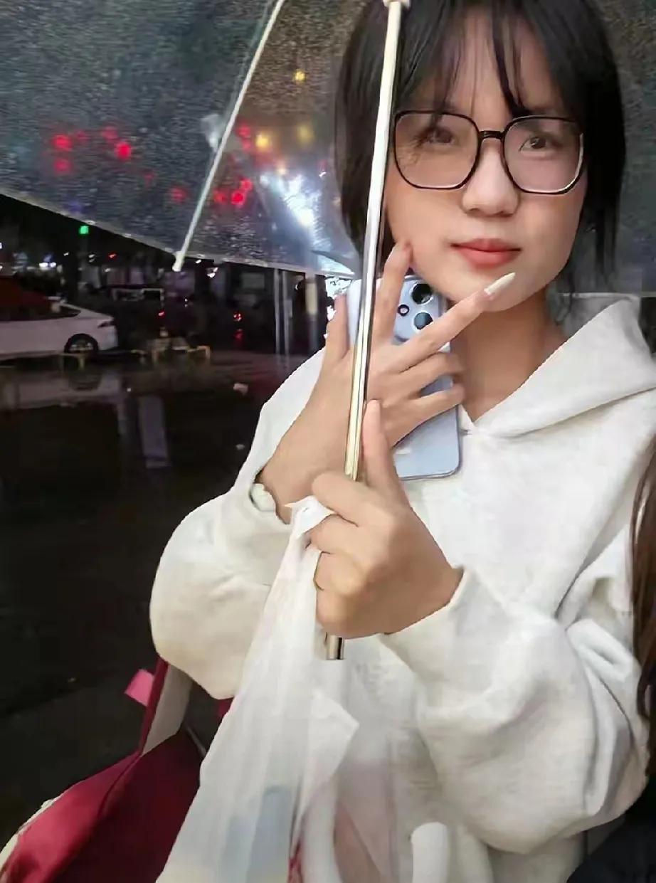 19岁郑州大二女生张同学，生命猝然定格在校园人工湖畔，令人痛心！10月25日她还