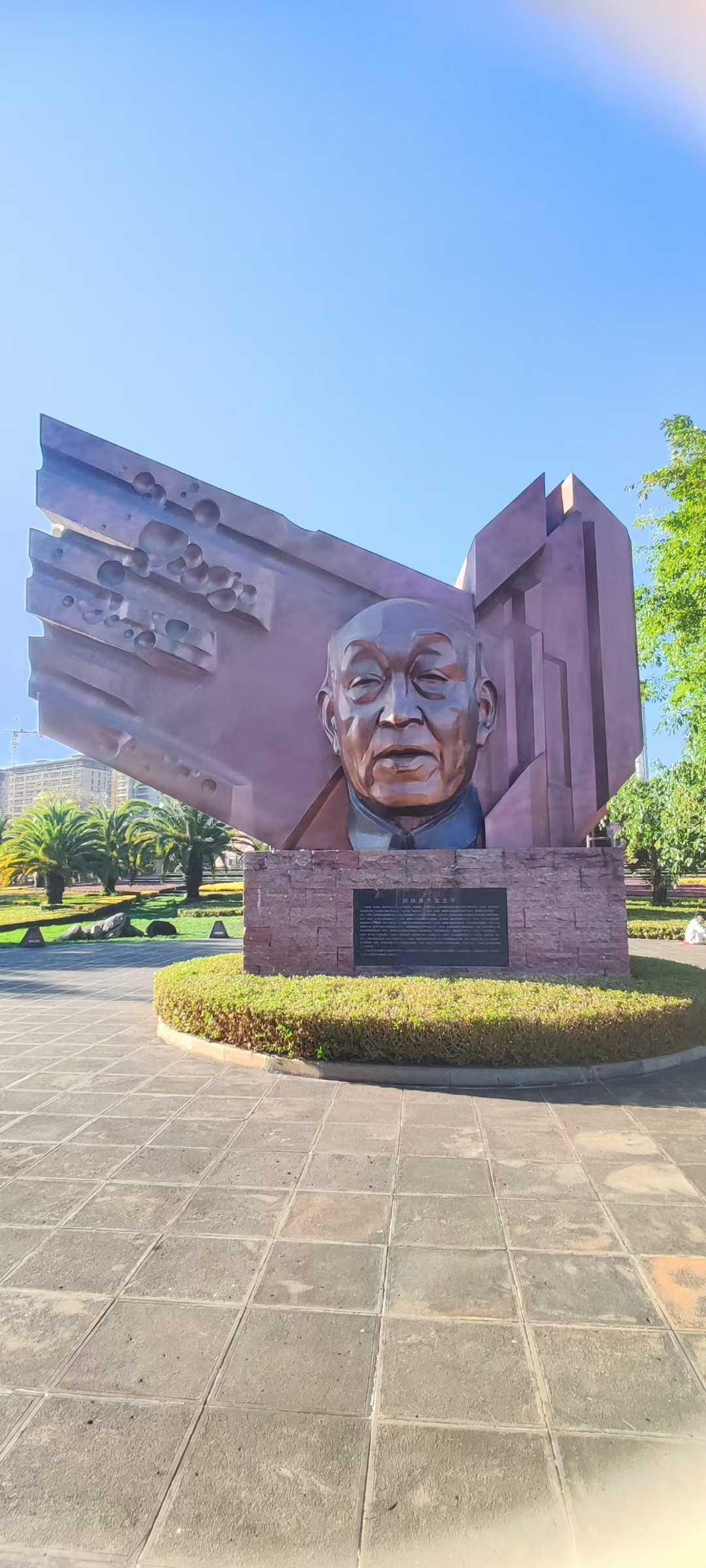 黑河至腾冲一线，便是中国地理与人文的无形界碑——胡焕庸线。它以精准的分割，划