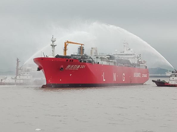 8月16日晚，满载73450吨俄罗斯煤炭的中国香港籍“财富”轮在边检民警的现场监