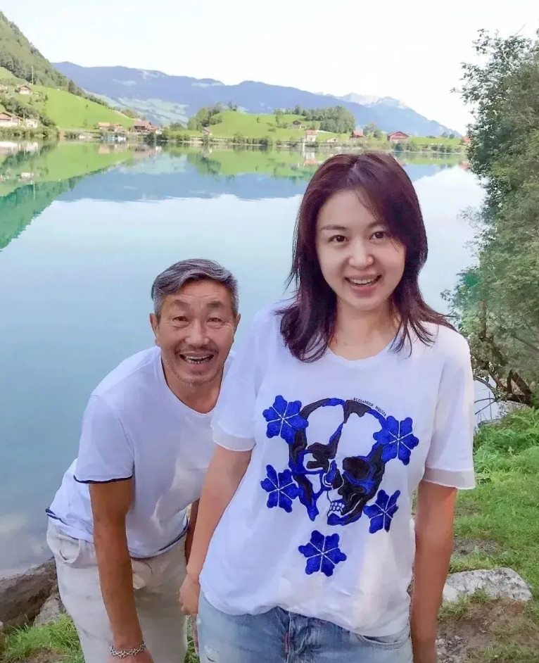 主持人问杜源:“你女儿叫什么名字？”杜源回答说:“杜女。”主持人难以置信:“那是