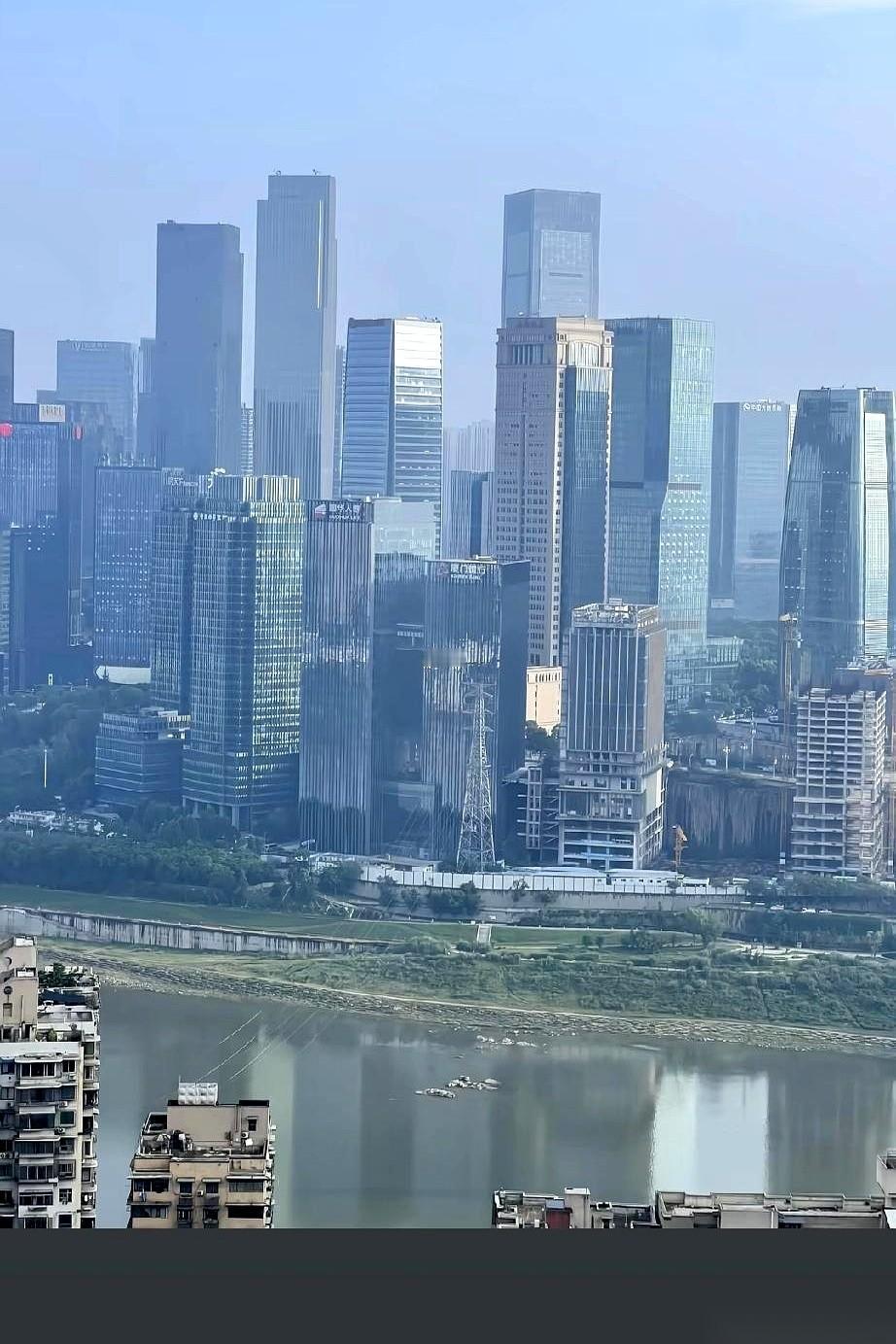 别轻易去看重庆的江北嘴。我原以为，这种地方只在科幻电影里才有。轻轨钻出隧道，