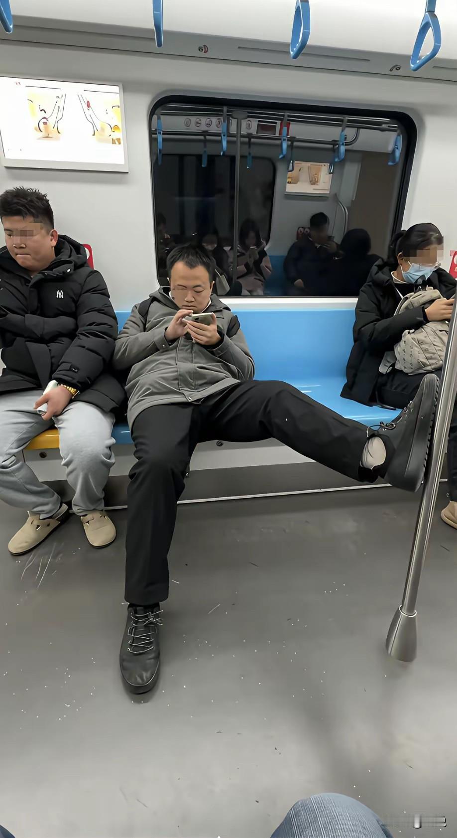 地铁上不好好坐着，练什么武功