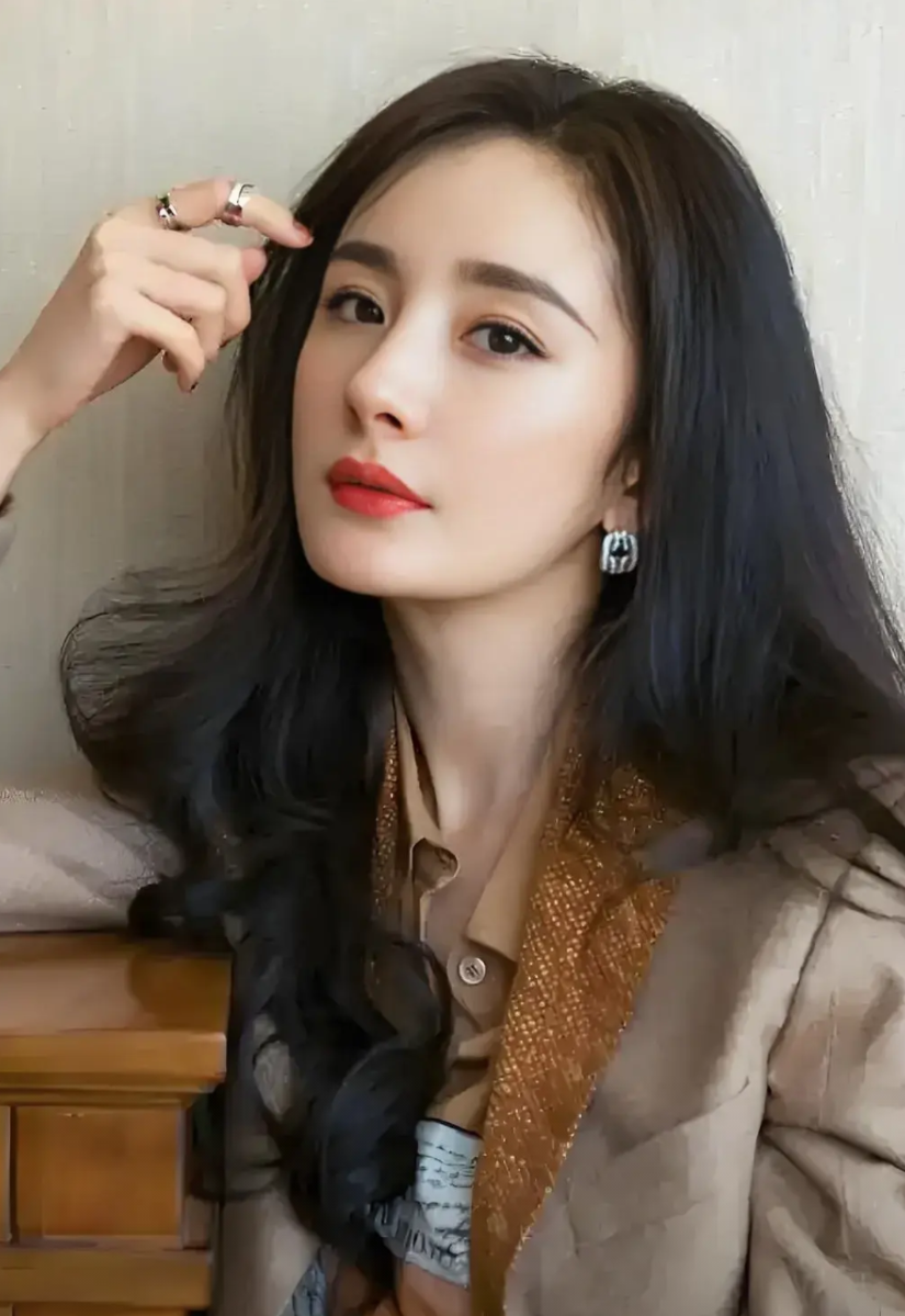连追三集《生万物》，最担心的事还是发生了，先不说台词功底和演技咋样，就单