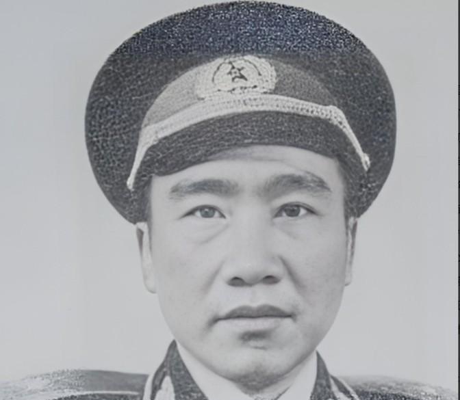 1955在举行授衔仪式之际，他竟猛地一把扯下肩章，而后扬长离去，紧接着便立下了
