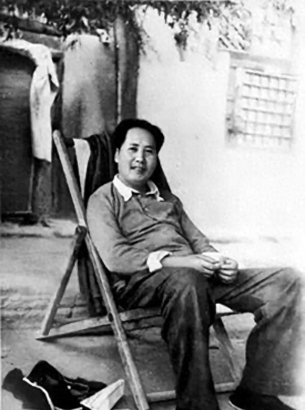 1949年4月20日深夜，毛泽东在香山的灯下听完汇报，只说了两个字："过江。"