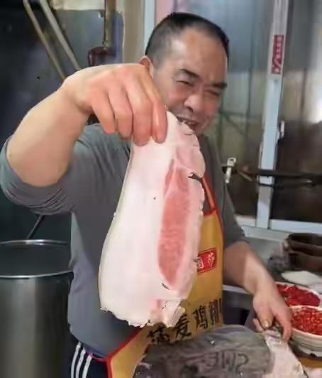 “这谁吃得起？”四川成都，一位老板开了家饭馆。店里一道“连山回锅肉”，3片就要1