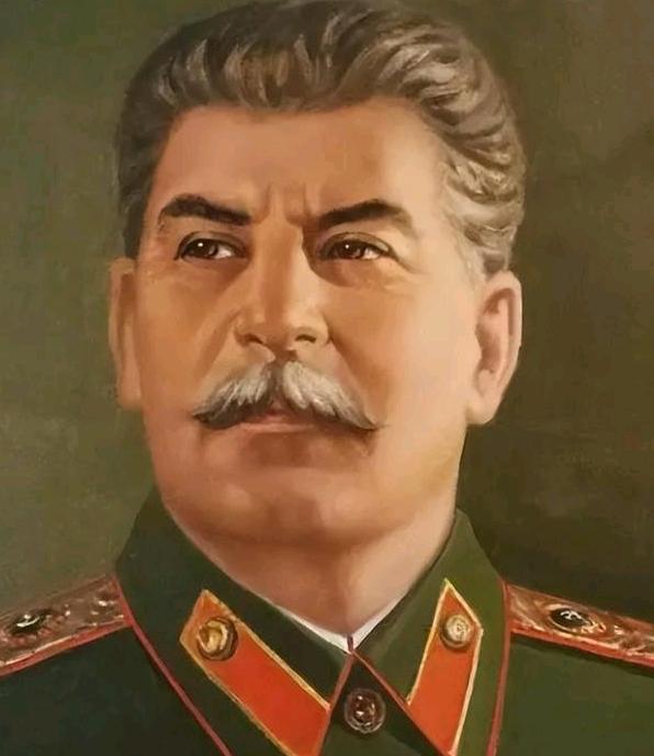 年轻时的斯大林，身高只有1米65，却是高加索的悍匪。尽管如此，他英俊潇洒，体魄健