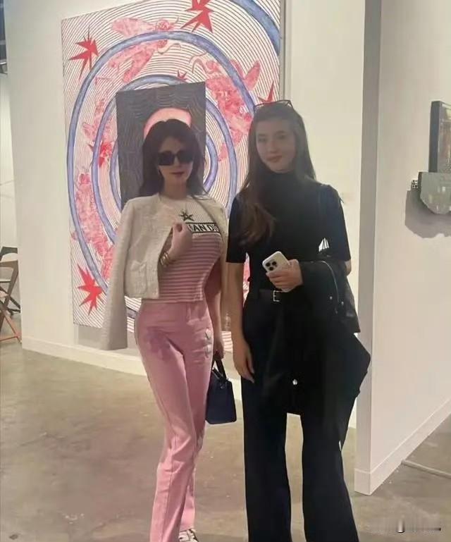 有网友在香港偶遇吴千语看展，一身全黑穿搭，简简单单却超级好看！不得不说她的