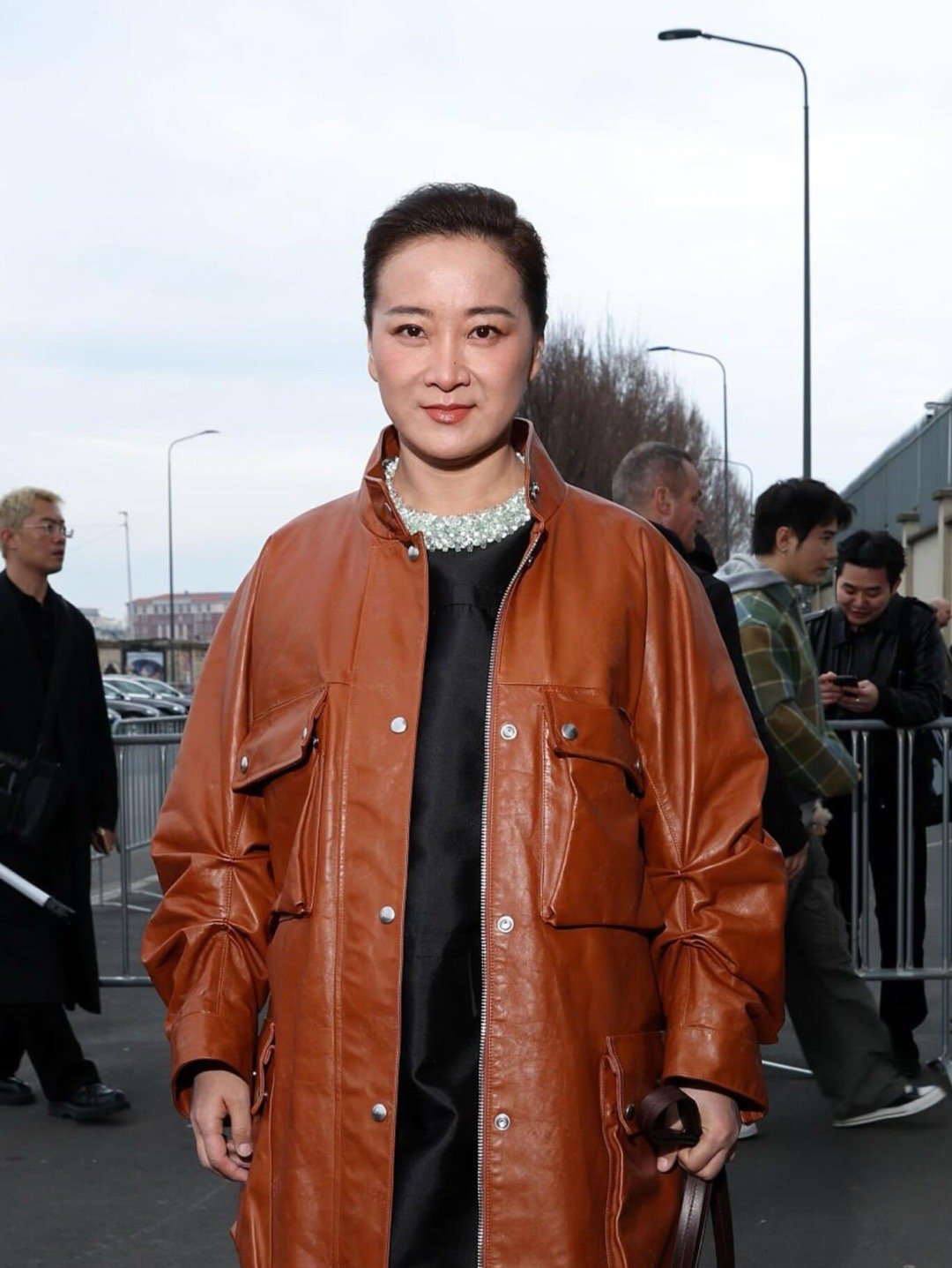 贾玲现身米兰时装周男装秀，怎么有点像赵涛……