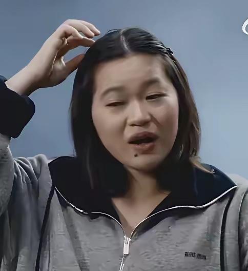 全红婵采访落泪看哭众人，一天只吃一顿仍被骂胖，背后真相太扎心。她正处在身体发