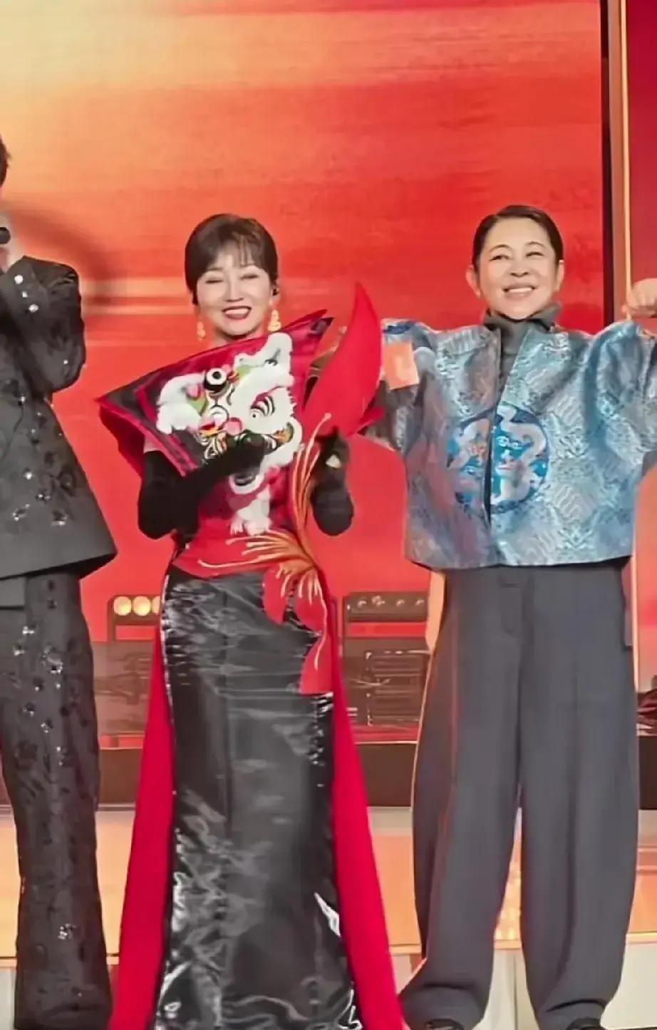 跨年晚会，倪萍素裙登台，赵雅芝惊艳依旧。这哪是晚会，分明是两代女星的“生死状”
