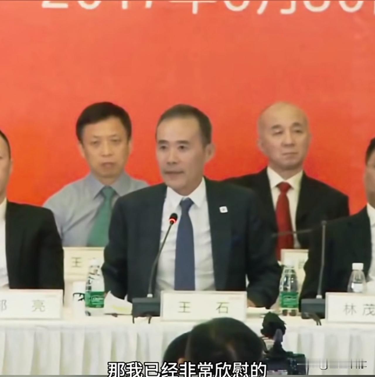 十年前的万科大会，王石是何等意气风发。和去年段永平对话那次真的判若两人。当年的他