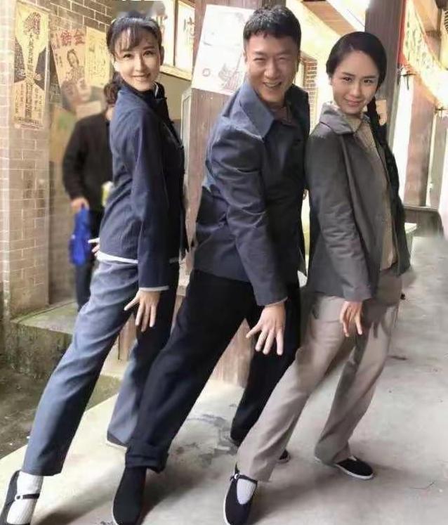 这张照片里，左边是练束梅，中间是孙红雷，右边是陈思斯，三人曾在《三妹》中合作。看