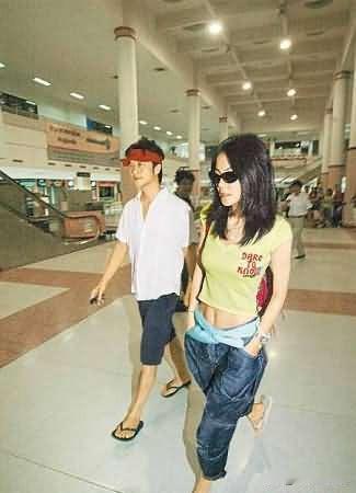 这是王菲李亚鹏05年在泰国度蜜月的照片，王菲穿搭好时尚，穿着露腰T恤和异国风情的