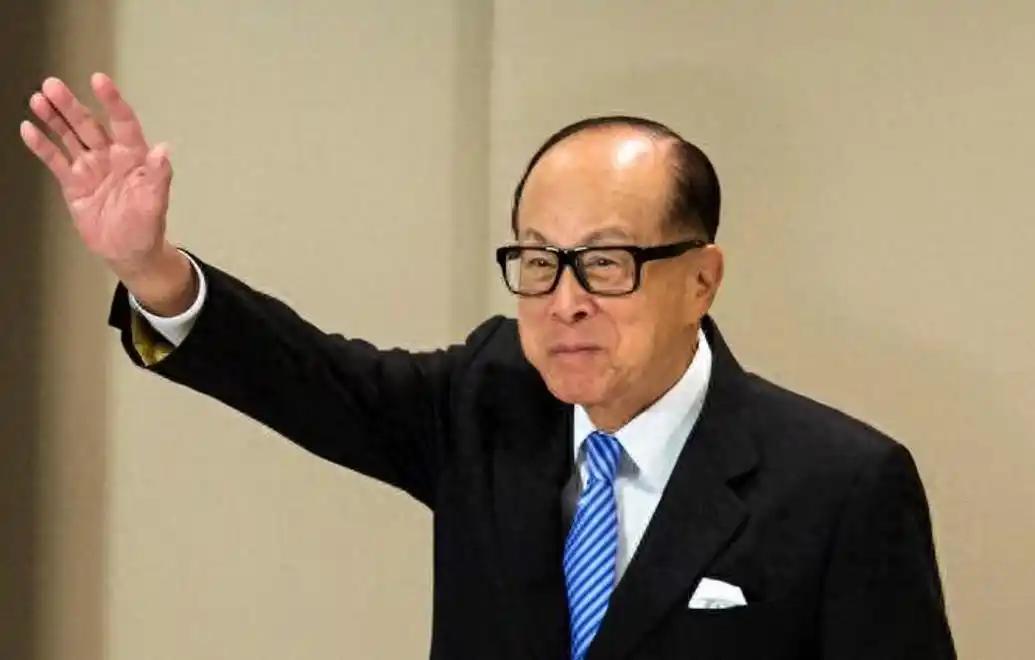 1672亿全撤，一分不留！李嘉诚危机意识太强。全球资本博弈的棋局里，李嘉诚的