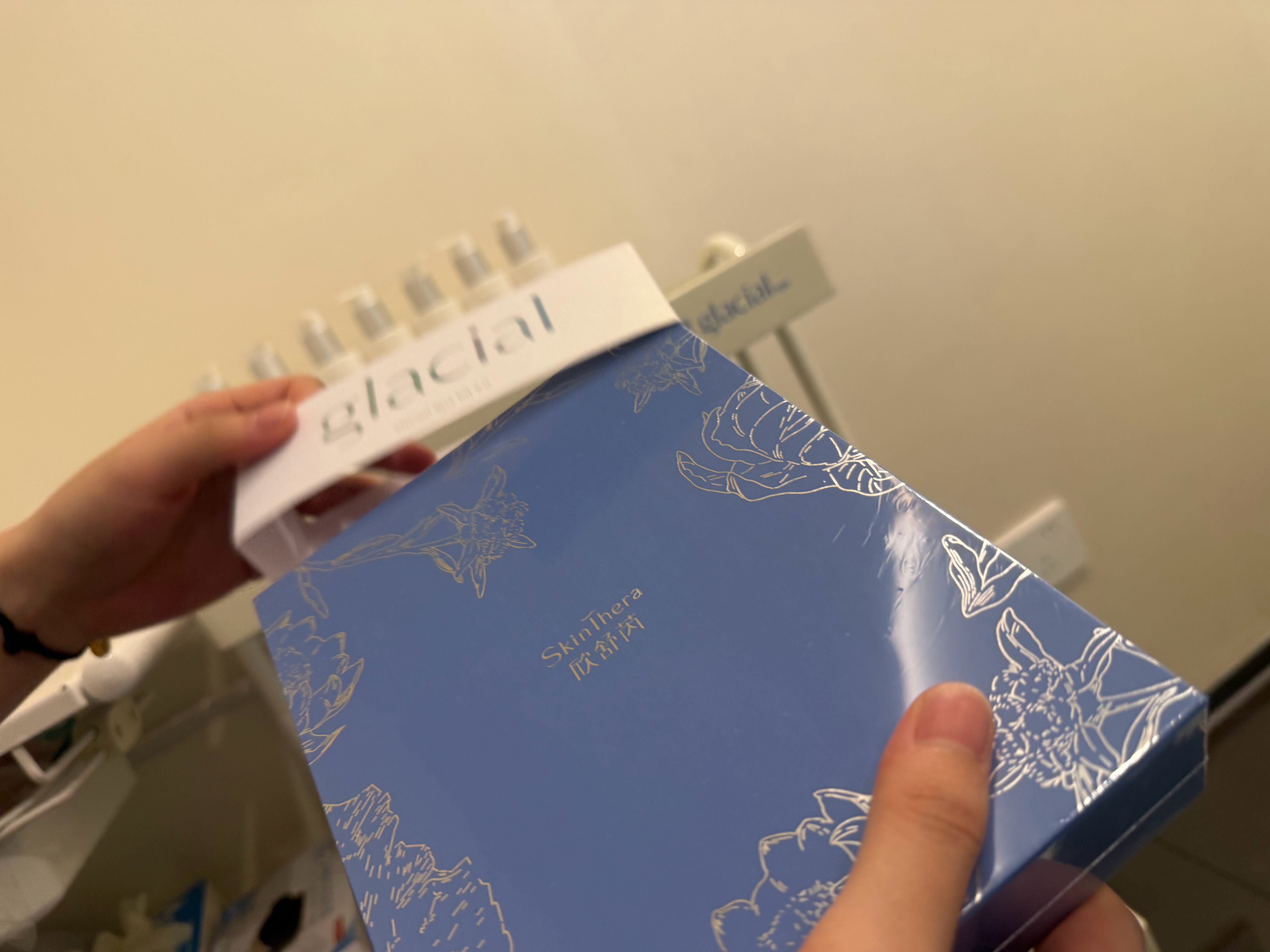 因为周末有拍摄，所以今天去做了个酷雪，想着生美没什么恢复期又能镇静皮肤状态，提亮