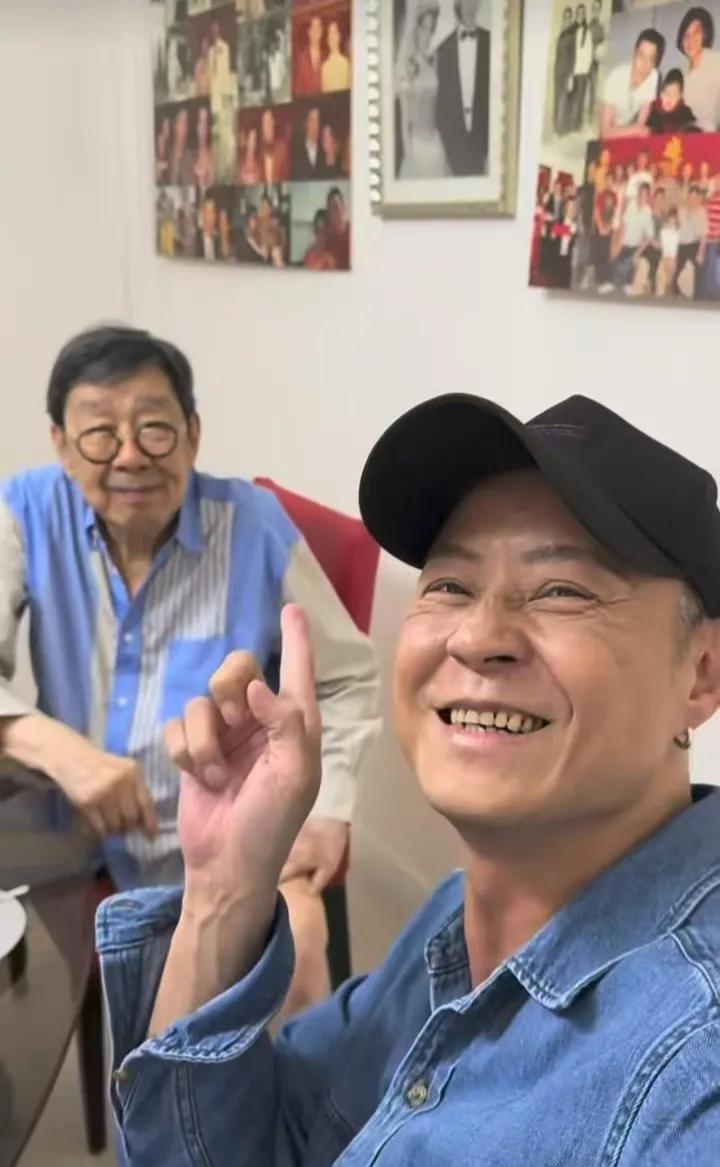 94岁胡枫大病初愈，蔡一杰专程上门探望，还亲手煮饭给长辈吃太暖心！香港影坛常青