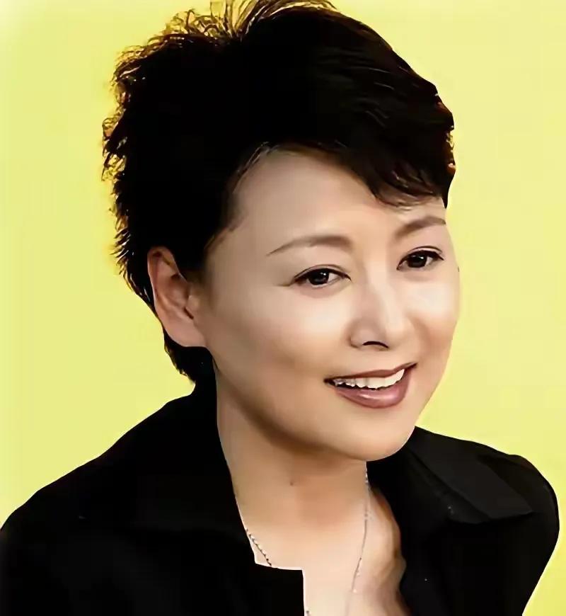 心疼张瑜，一段短婚没老公没孩子，晚年独自生活好好的牌打得稀烂说起张瑜，总会想