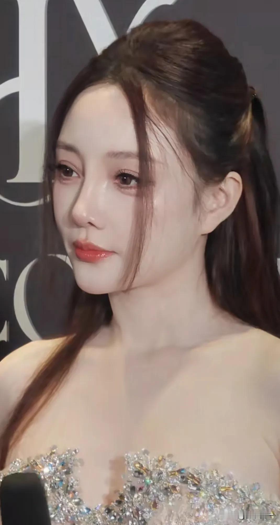 李小璐真的闪耀上海秀场啊44岁的她粉色蓬蓬裙一穿，完全是在逃公主降临啊，在台上