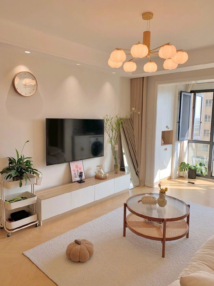 套内80平的三居室，原木色家具配上暖色调的装饰好温暖