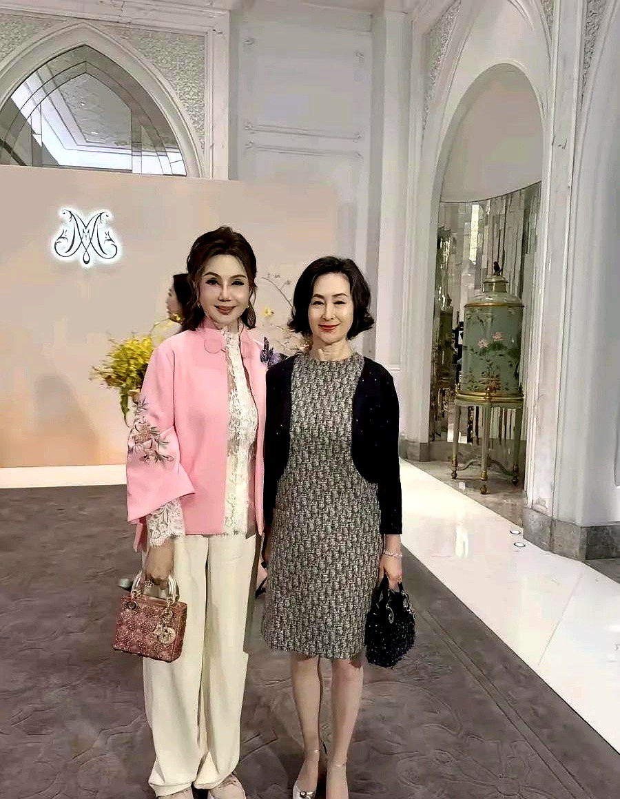 谢玲玲晒出澳门答谢宴合照，跟何超琼拎着同款顶级大牌包，结果两人同框，细节全在脚底下见分晓谢玲玲上半身